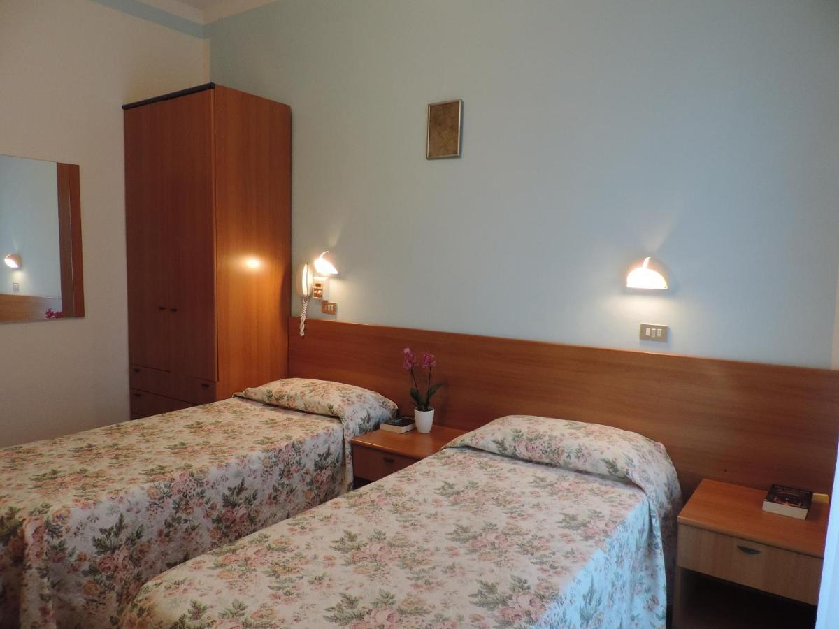 Hotel Liliana Rimini Exteriör bild